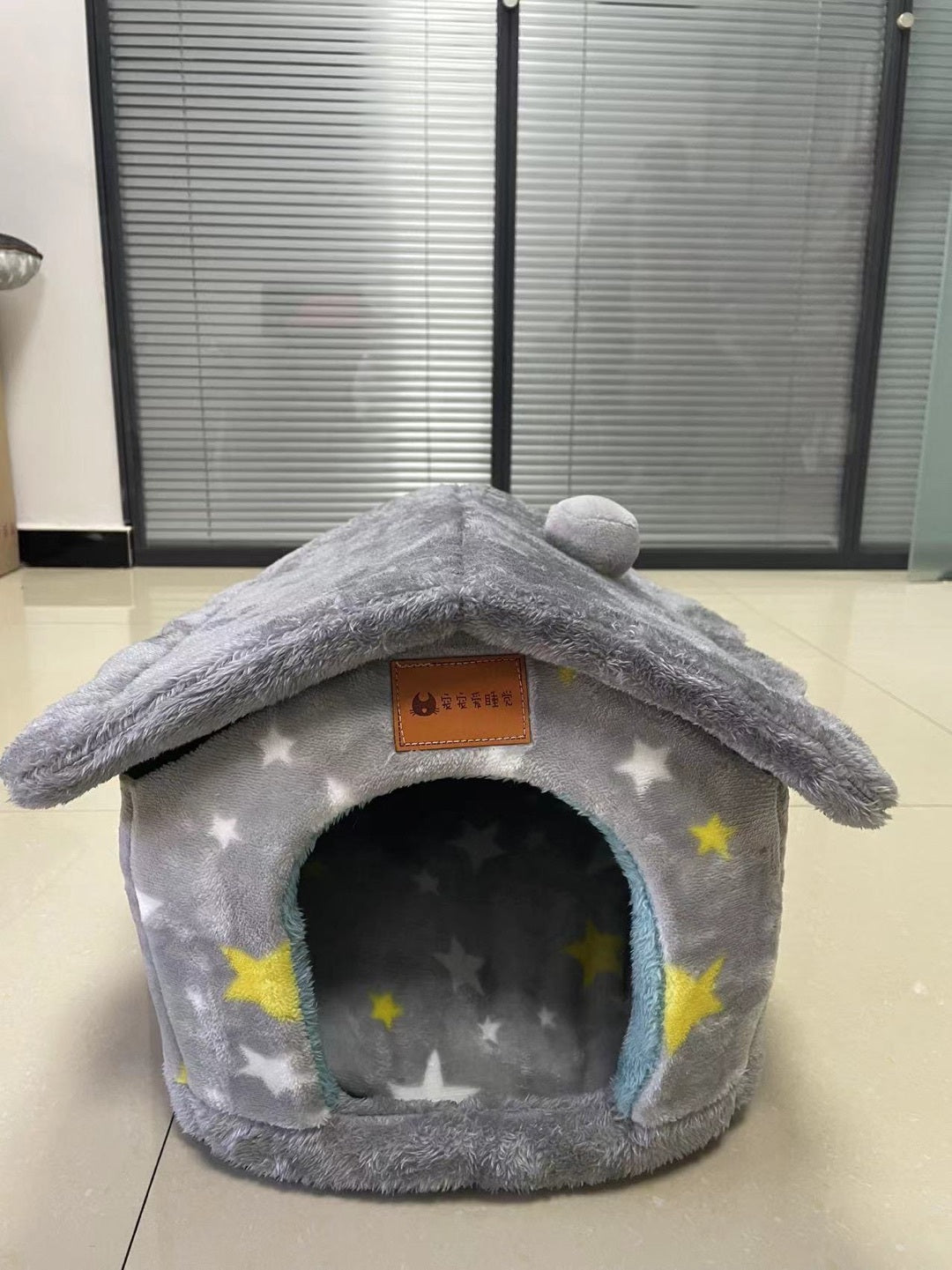 Cozy Foldable Dog House – Warm & Enclosed Bed for Pets This Winter!